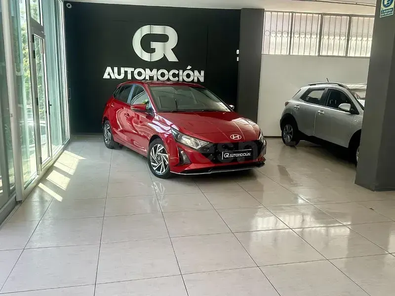 Usado Hyundai i20 100 CV (73 kW) 2023 Rojo Utilitario