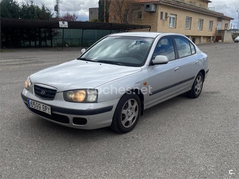 Usado Hyundai Elantra GLS 112 CV (82 kW) 2001 Gris / plata Berlina
