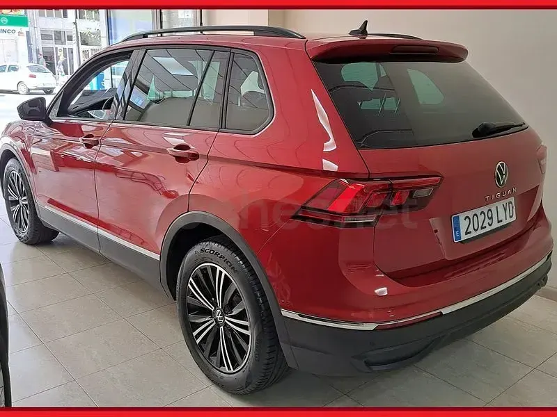 Usado VW Tiguan Life 150 CV (110 kW) 2022 Granate SUV