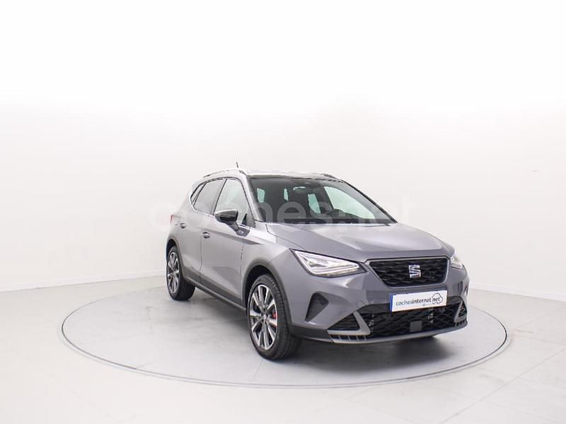 Gris / plata Nuevo 2025 Seat Arona FR SUV | 23.900 € - Imagen 1/4