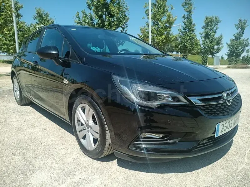 Usado Opel Astra Selective 110 CV (80 kW) 2018 Negro Berlina