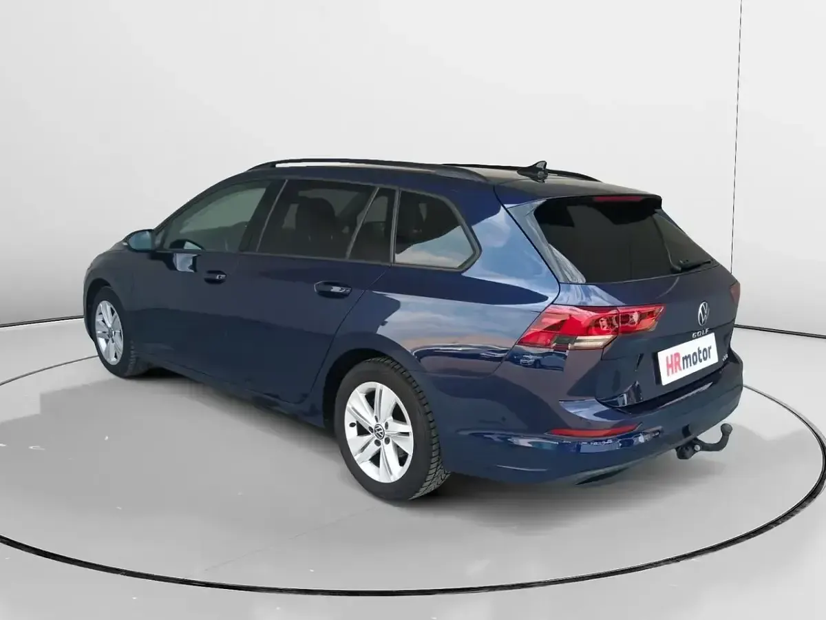 Usado VW Golf VIII Life 110 CV (80 kW) 2021 Azul Familiar