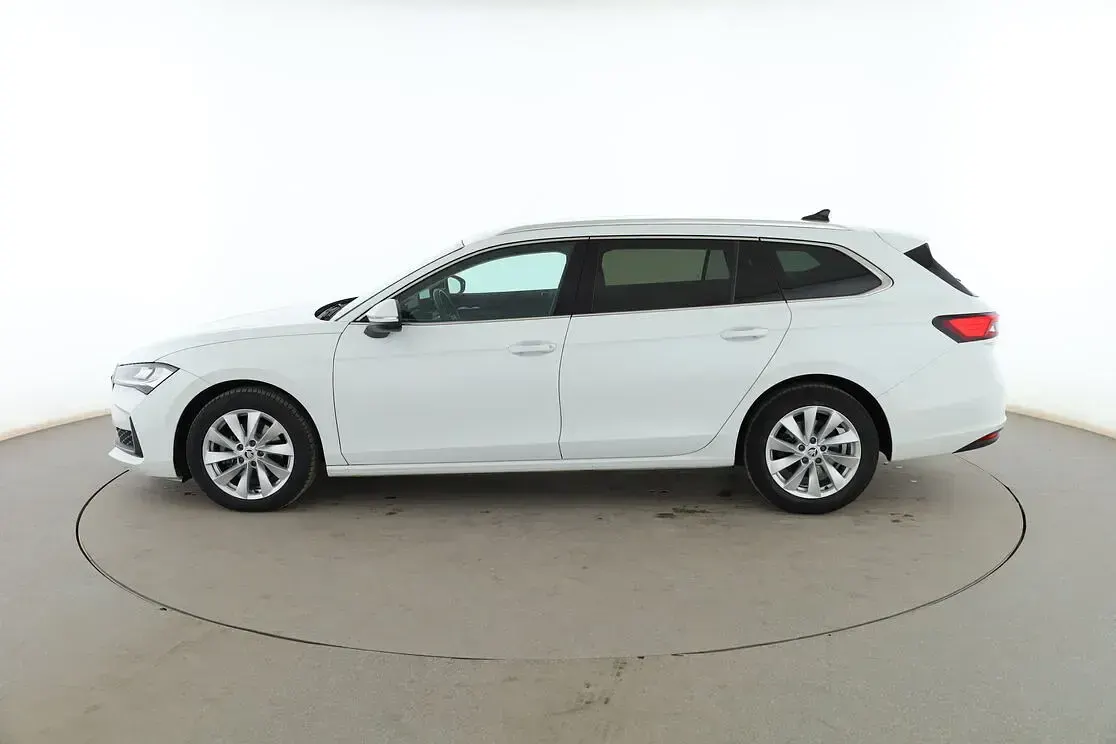 Usado Skoda Superb Selection 150 CV (110 kW) 2024 Blanco Familiar