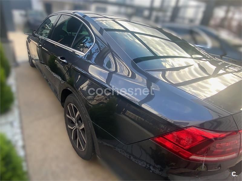 Usado VW Passat Executive 120 CV (88 kW) 2019 Gris / plata Berlina