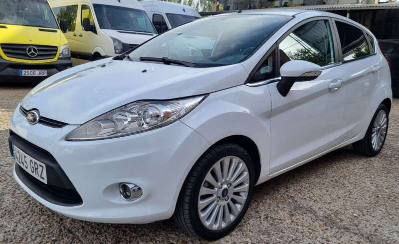 Blanco Usado 2010 Ford Fiesta Titanium Utilitario | 5900 € (Precio justo) - Imagen 1/4