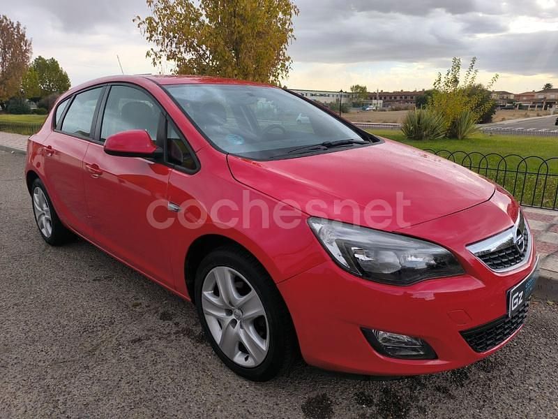 Rojo Usado 2011 Opel Astra Essentia Berlina | 5900 € (Precio justo) - Imagen 1/4