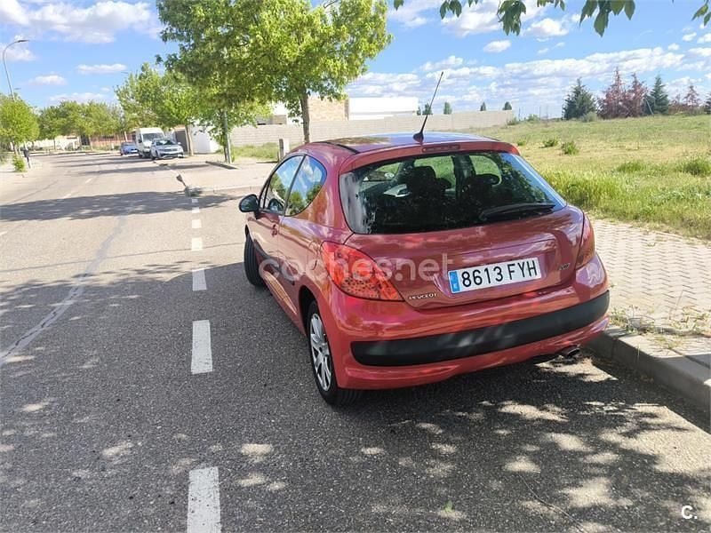 Usado Peugeot 207 Premium 90 CV (66 kW) 2007 Rojo Berlina