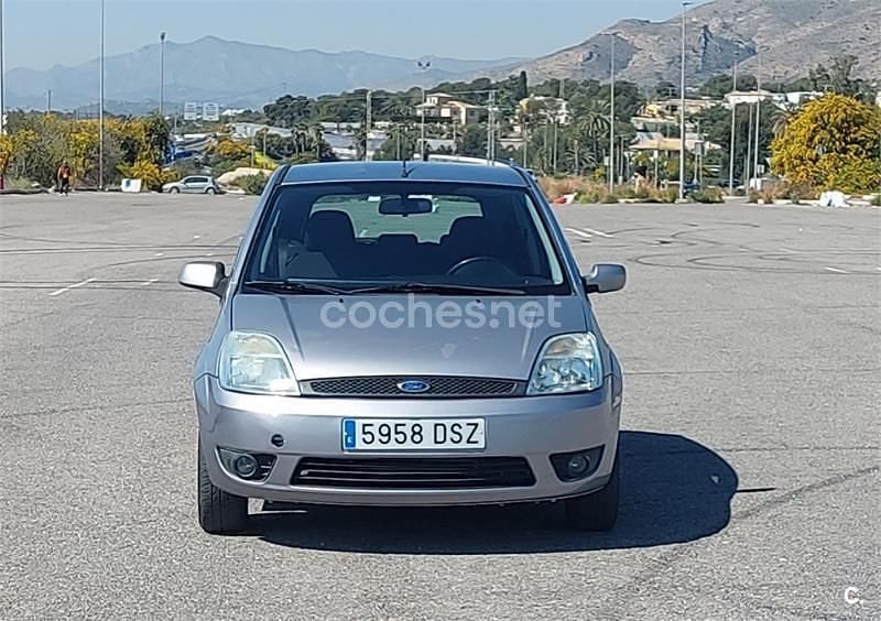 Usado Ford Fiesta Trend 90 CV (66 kW) 2005 Gris / plata Utilitario