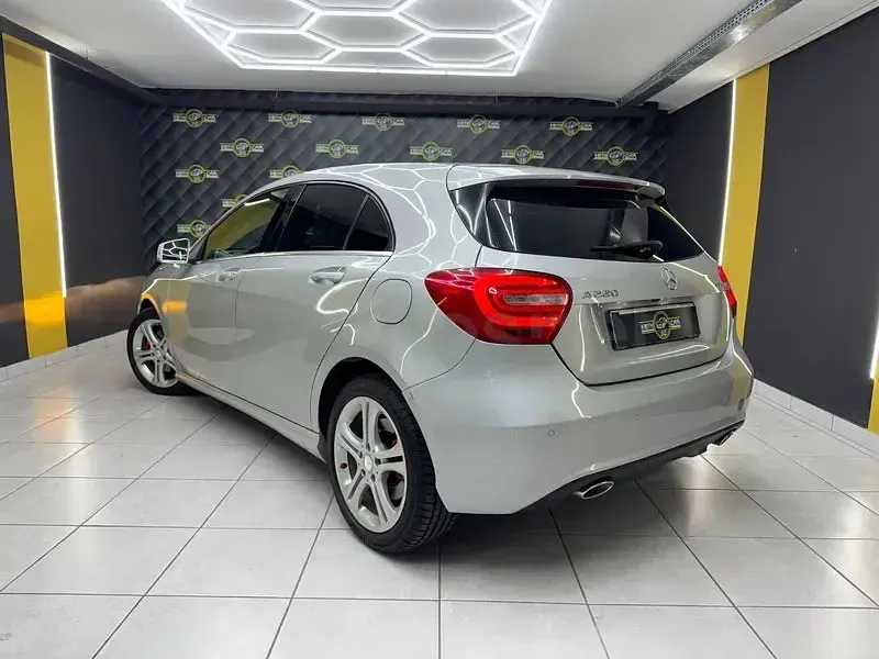 Usado Mercedes A220 Urban 170 CV (125 kW) 2013 Gris / plata Utilitario