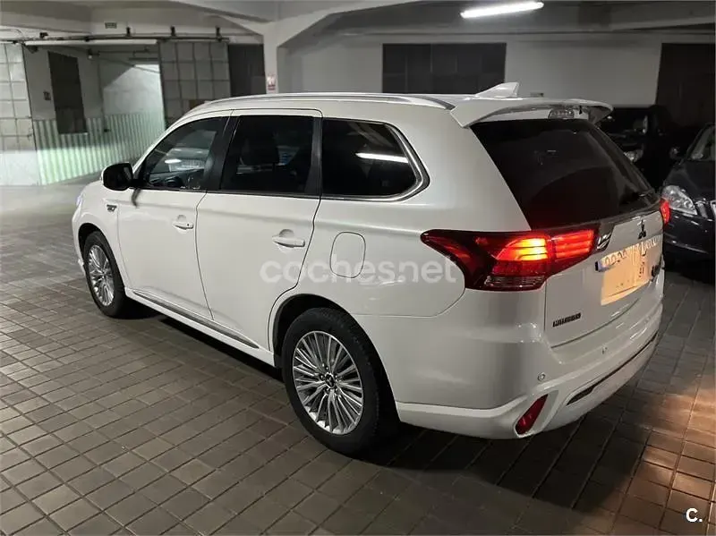 Usado Mitsubishi Outlander P-HEV 224 CV (164 kW) 2018 Blanco SUV