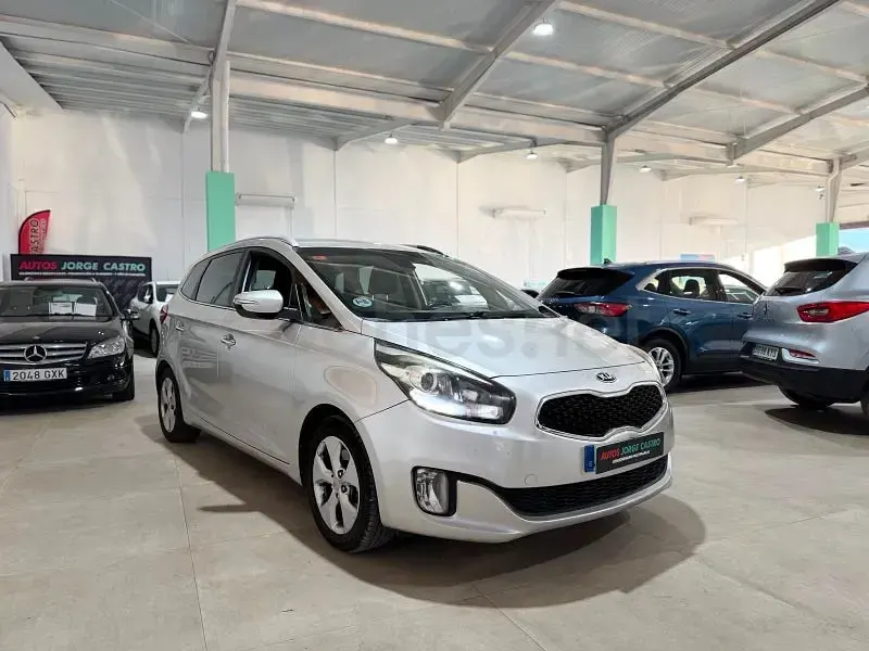Usado Kia Carens 115 CV (84 kW) 2015 Gris / plata Monovolumen