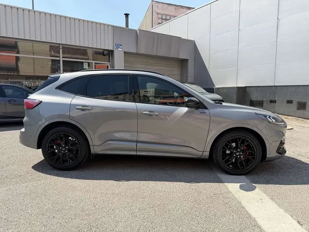Usado Ford Kuga ST-Line 190 CV (139 kW) 2023 Gris SUV
