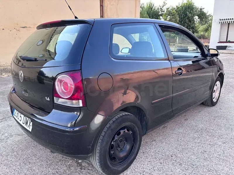 Usado VW Polo Highline 100 CV (73 kW) 2004 Negro Berlina