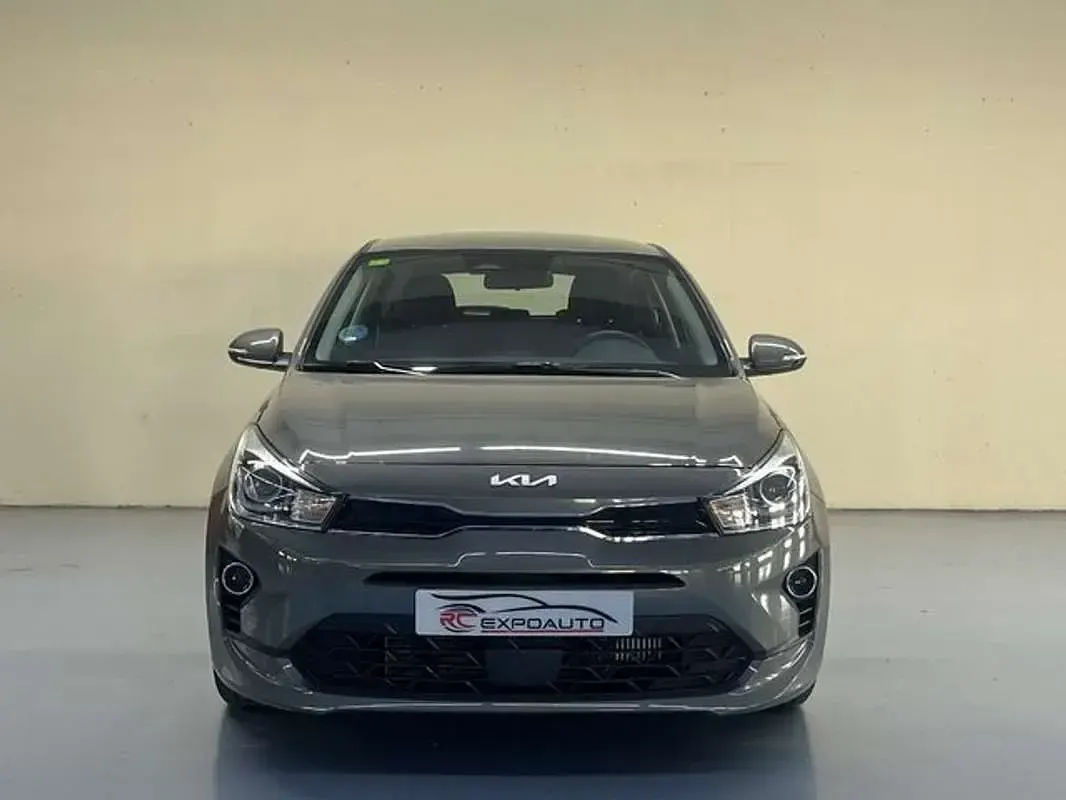 Usado Kia Rio 120 CV (88 kW) 2022 Verde Utilitario
