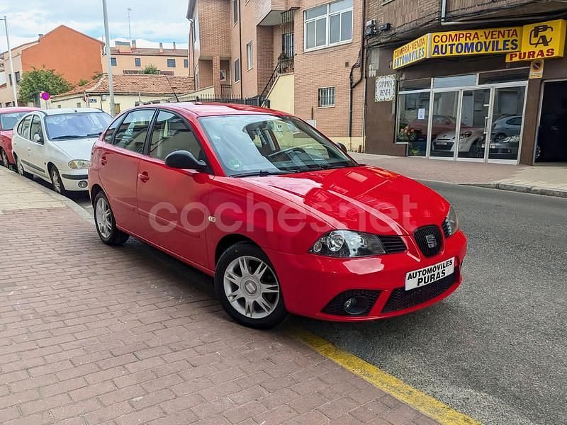 Usado Seat Ibiza Reference 75 CV (55 kW) 2006 Rojo Berlina