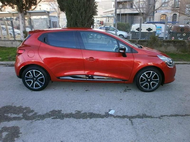 Usado Renault Clio IV LIMITED 75 CV (55 kW) 2015 Rojo Utilitario