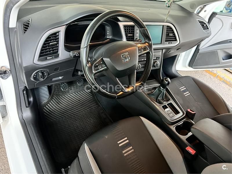 Usado Seat Leon Style 130 CV (95 kW) 2019 Blanco Berlina