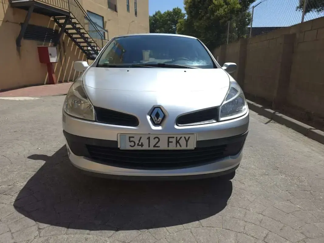 Usado Renault Clio 75 CV (55 kW) 2007 Gris Utilitario