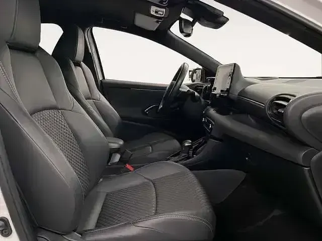 Usado Toyota Yaris Style 116 CV (85 kW) 2022 Blanco Utilitario