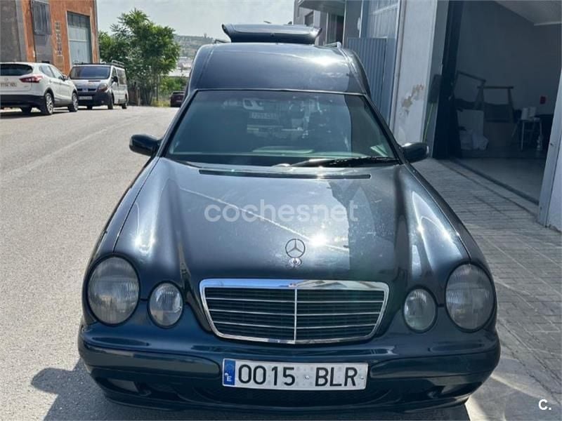 Azul Usado 2001 Mercedes E220 Classic Familiar | 9500 € - Imagen 1/4