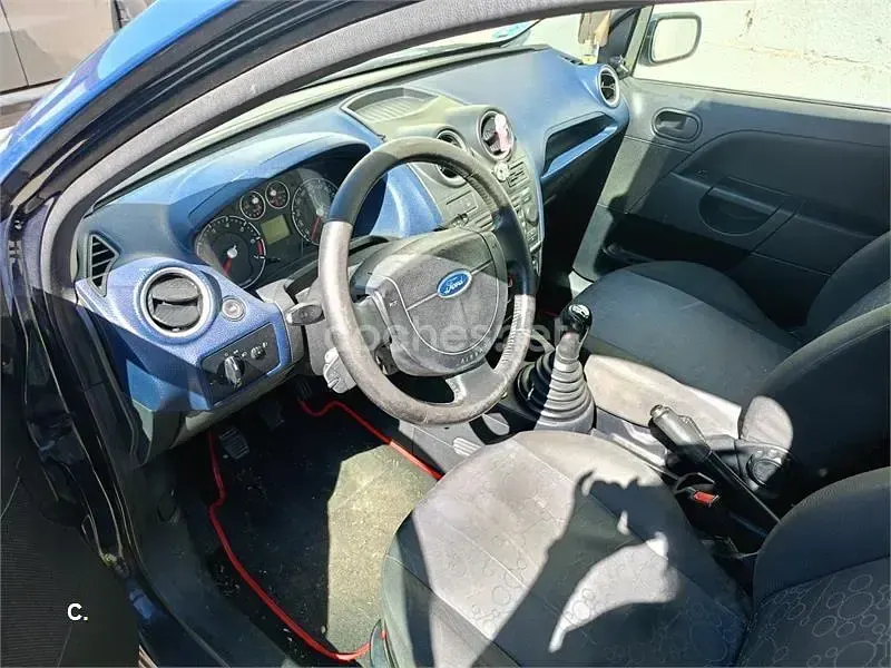 Usado Ford Fiesta 70 CV (51 kW) 2006 Azul Utilitario