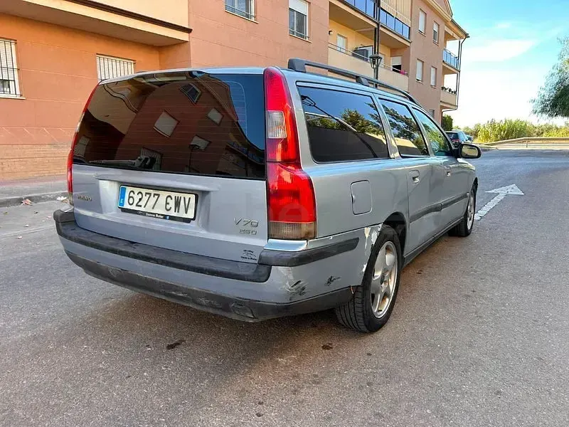 Usado Volvo V70 130 CV (95 kW) 2004 Azul Familiar