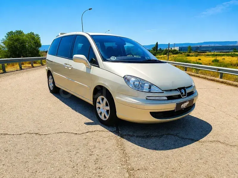 Usado Peugeot 807 120 CV (88 kW) 2007 Amarillo Monovolumen