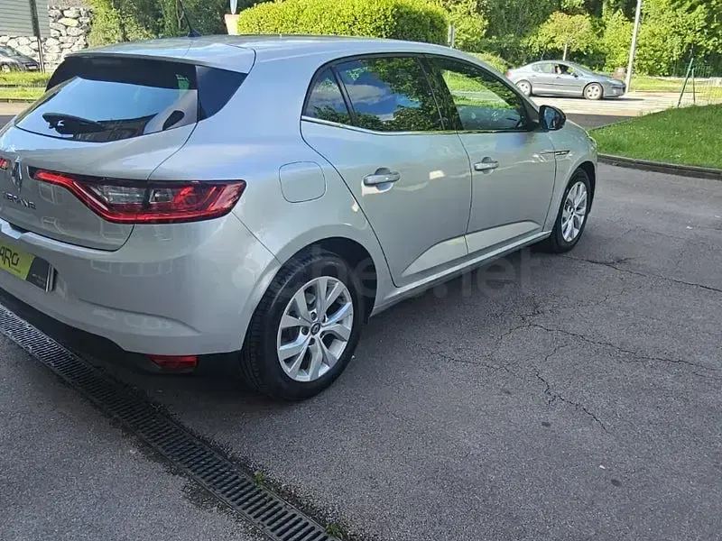 Usado Renault Mégane Business 140 CV (102 kW) 2019 Gris / plata Berlina