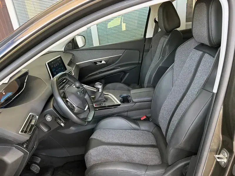 Usado Peugeot 3008 Allure 130 CV (95 kW) 2020 Marrón SUV