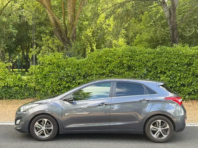 Usado Hyundai i30 GO! 100 CV (73 kW) 2016 Azul Berlina