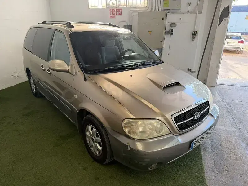 Usado Kia Carnival LX 144 CV (105 kW) 2005 Beige Monovolumen
