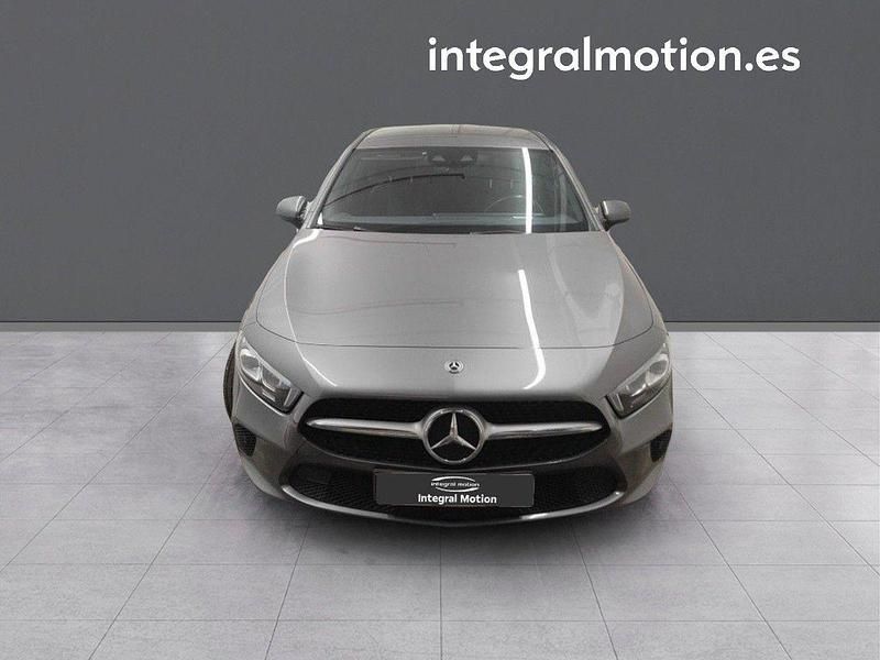 Usado Mercedes A180 115 CV (84 kW) 2020 Gris Utilitario