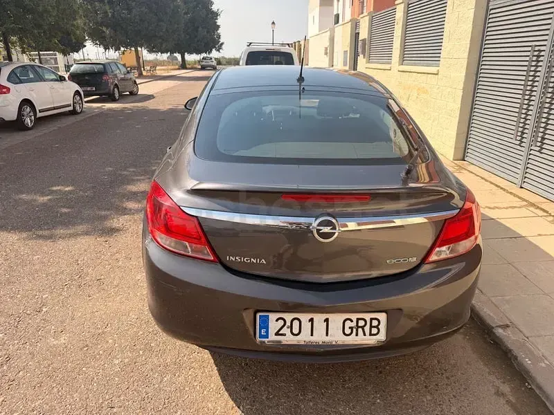 Usado Opel Insignia Sport 160 CV (117 kW) 2010 Gris / plata Berlina