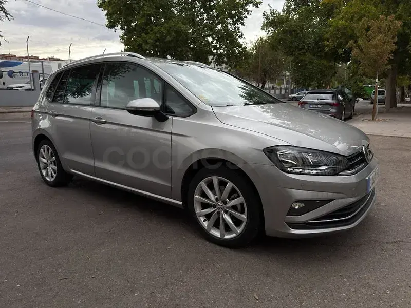 Usado VW Golf Sportsvan Advance 130 CV (95 kW) 2018 Gris / plata Monovolumen