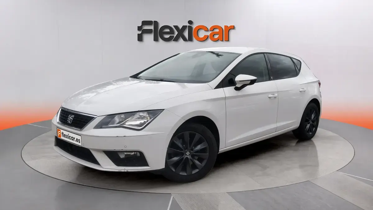 Usado Seat Leon Style 130 CV (95 kW) 2019 Blanco Berlina