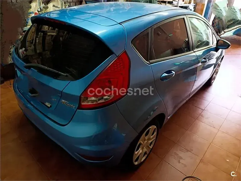 Usado Ford Fiesta Trend 68 CV (50 kW) 2010 Azul Berlina