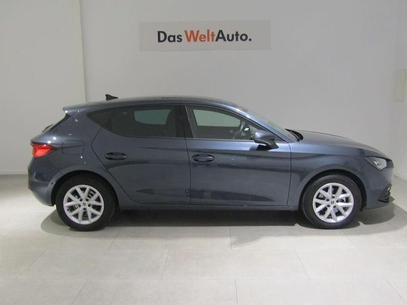 Usado Seat Leon Style 110 CV (80 kW) 2022 Gris Berlina