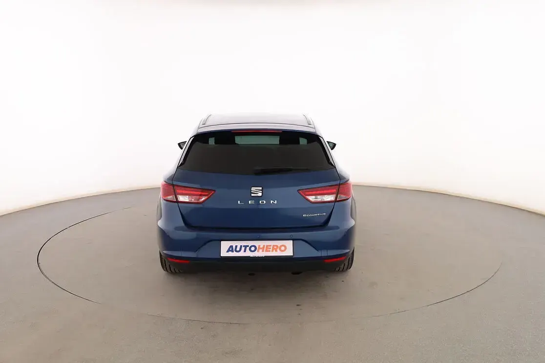 Usado Seat Leon Ecomotive 110 CV (80 kW) 2015 Azul Familiar