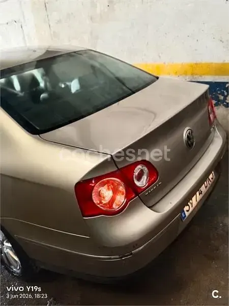 Usado VW Passat Advance 140 CV (102 kW) 2005 Marrón Familiar