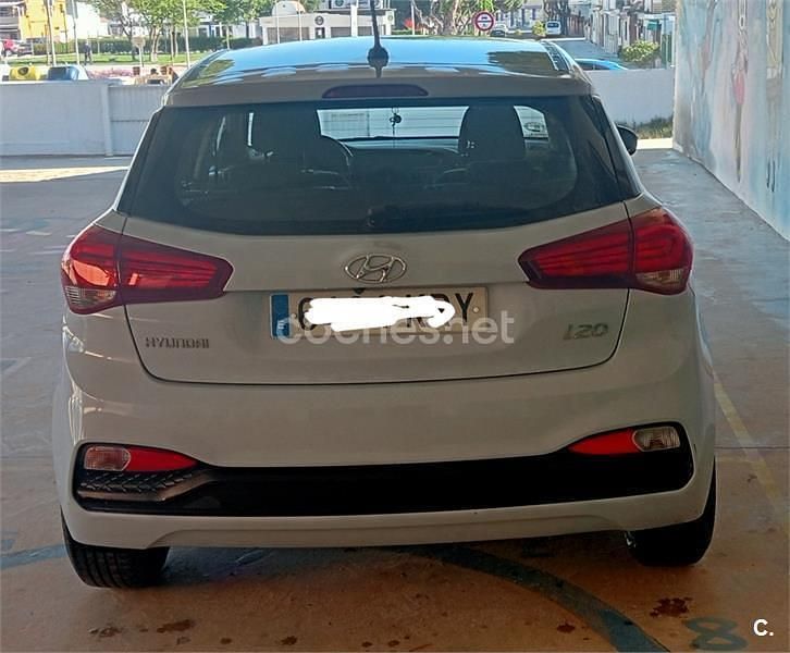Usado Hyundai i20 75 CV (55 kW) 2018 Gris / plata Berlina