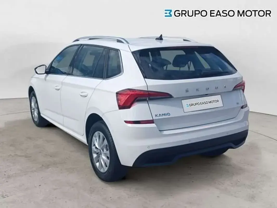 Usado Skoda Kamiq Ambition 110 CV (80 kW) 2021 Blanco SUV