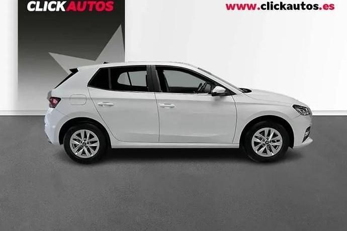 Usado Skoda Fabia Selection 95 CV (69 kW) 2025 Blanco Utilitario