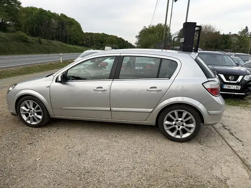 Usado Opel Astra Enjoy 100 CV (73 kW) 2005 Gris / plata Berlina