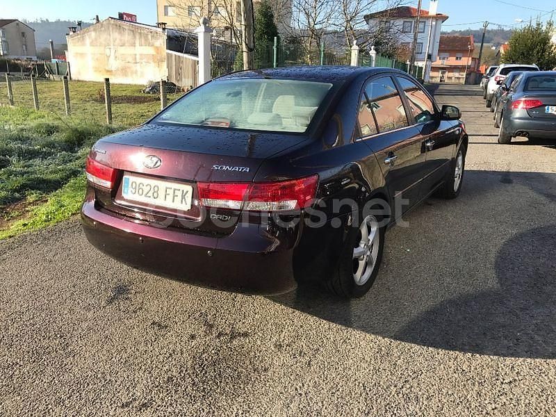 Usado Hyundai Sonata Style 140 CV (102 kW) 2006 Violeta / lila Berlina