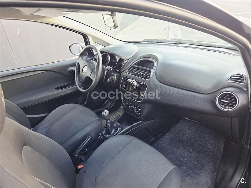 Usado Fiat Punto Young 69 CV (50 kW) 2016 Negro Utilitario