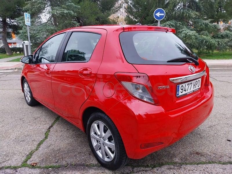 Usado Toyota Yaris Active 90 CV (66 kW) 2013 Rojo Utilitario