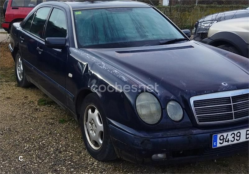 Usado Mercedes E300 Classic 177 CV (130 kW) 1998 Azul Berlina