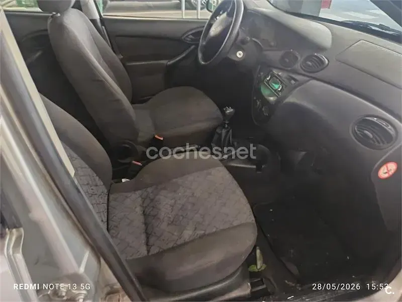 Usado Ford Focus Ghia 90 CV (66 kW) 2001 Gris / plata Berlina