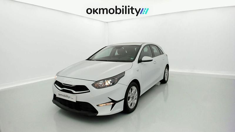 Usado Kia Ceed Edition 7 120 CV (88 kW) 2022 Casa white Utilitario