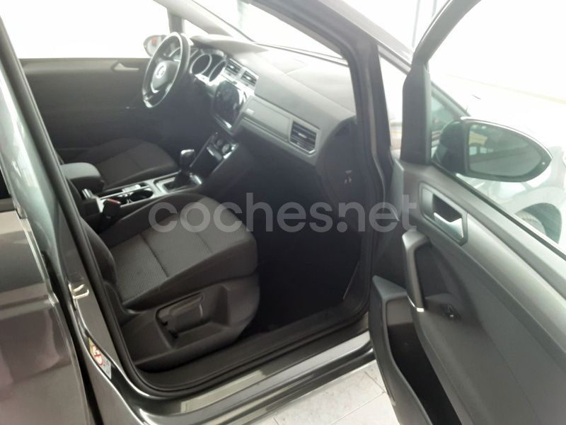 Usado VW Touran Advance 150 CV (110 kW) 2021 Gris / plata Monovolumen
